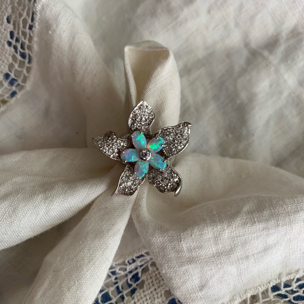 Large Sparkling Flower ring